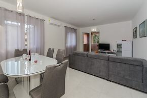 Spacious apt With Lodge Just 40m From the Beach