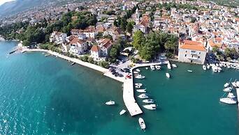 Spacious apt With Lodge Just 40m From the Beach