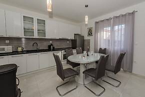 Spacious apt With Lodge Just 40m From the Beach