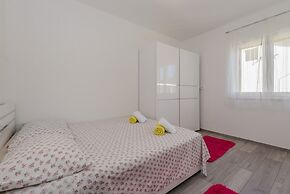 Spacious apt With Lodge Just 40m From the Beach