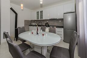 Spacious apt With Lodge Just 40m From the Beach