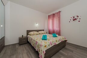 Spacious apt With Lodge Just 40m From the Beach