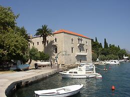 Spacious apt With Lodge Just 40m From the Beach