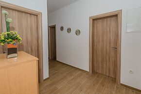 Spacious Apartment w Patio 40m From the Beach