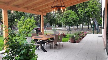 Spacious Apartment w Patio 40m From the Beach