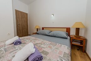 Spacious Apartment w Patio 40m From the Beach