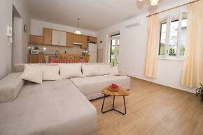 Spacious Apartment w Patio 40m From the Beach