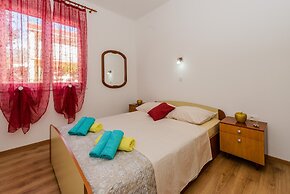 Spacious Apartment w Patio 40m From the Beach