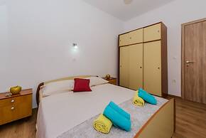 Spacious Apartment w Patio 40m From the Beach