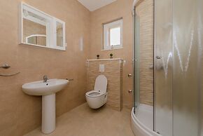 Spacious Apartment w Patio 40m From the Beach