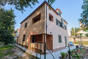 Spacious Apartment w Patio 40m From the Beach