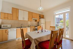 Spacious Apartment w Patio 40m From the Beach