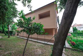 Spacious Apartment w Patio 40m From the Beach