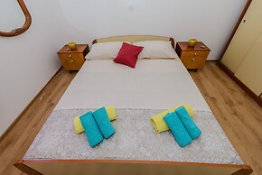 Spacious Apartment w Patio 40m From the Beach