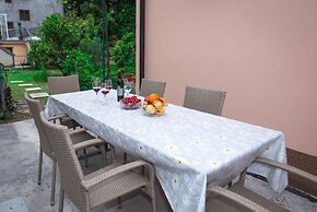 Spacious Apartment w Patio 40m From the Beach