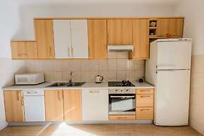 Spacious Apartment w Patio 40m From the Beach