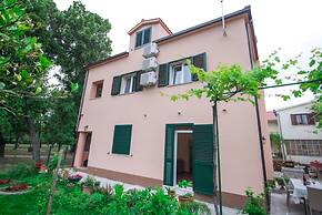 Spacious Apartment w Patio 40m From the Beach