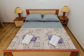 Spacious Apartment w Patio 40m From the Beach