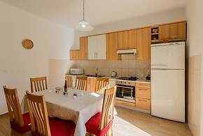 Spacious Apartment w Patio 40m From the Beach