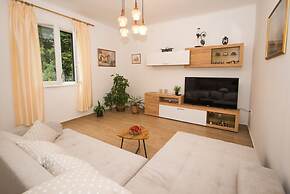 Spacious Apartment w Patio 40m From the Beach