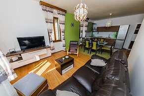 Seafront Spacious Apt, 120 m2 Size, in the Center