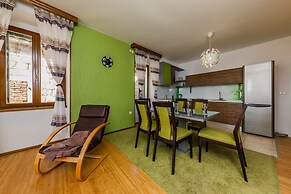 Seafront Spacious Apt, 120 m2 Size, in the Center