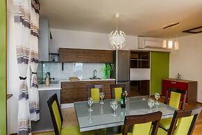 Seafront Spacious Apt, 120 m2 Size, in the Center