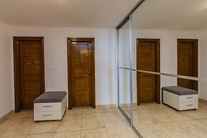 Seafront Spacious Apt, 120 m2 Size, in the Center