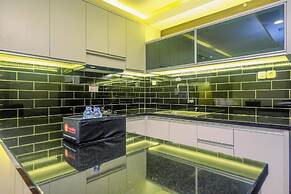 Elegant and Comfy Studio Amethyst Apartment