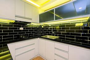 Elegant and Comfy Studio Amethyst Apartment