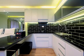 Elegant and Comfy Studio Amethyst Apartment