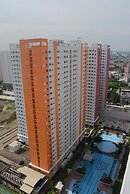 Comfort Studio at Green Pramuka Apartment near Shopping Center