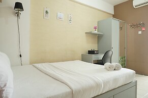 Comfort and Strategic Studio Apartment Margonda Residence 2 near UI