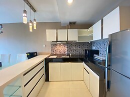 Deluxe & Well Appointed 2BR at El Royale Apartment