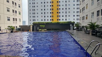 Lovely and Strategic Studio at Green Pramuka Apartment