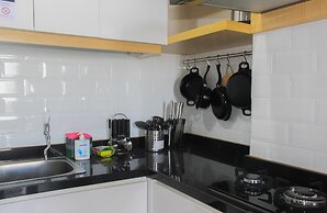 Comfortable 2BR at Emerald Bintaro Apartment