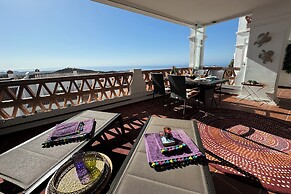 Pool Apt Calahonda 2 With Sea View