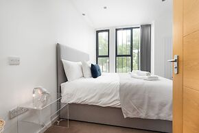 Modern Kingston Home Close to Hampton Court Palace by Underthedoormat