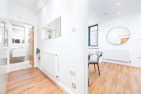 Modern Kingston Home Close to Hampton Court Palace by Underthedoormat