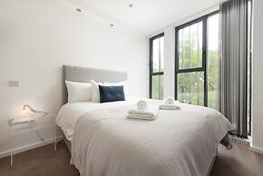 Modern Kingston Home Close to Hampton Court Palace by Underthedoormat