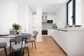Modern Kingston Home Close to Hampton Court Palace by Underthedoormat