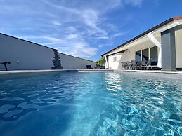 Stunning 3-bedroom Villa With a Private Pool-pula