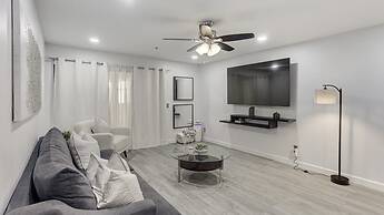 Executive 2 Bdrm Condo in the Heart of Biltmore!