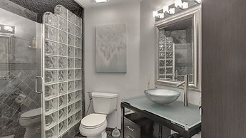 Executive 2 Bdrm Condo in the Heart of Biltmore!