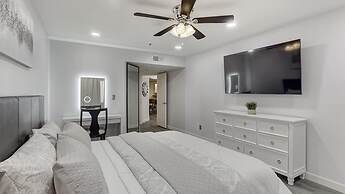 Executive 2 Bdrm Condo in the Heart of Biltmore!