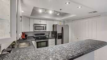 Executive 2 Bdrm Condo in the Heart of Biltmore!