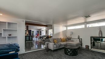 Mid-century Modern W/backyard Oasis, Putting Green