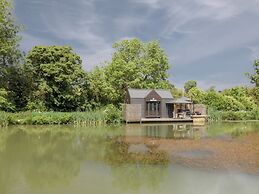 Oak Lodge At Bridge Lake Farm & Fishery