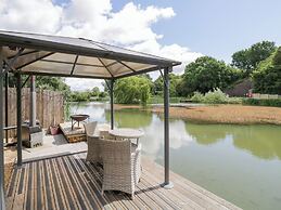 Oak Lodge At Bridge Lake Farm & Fishery