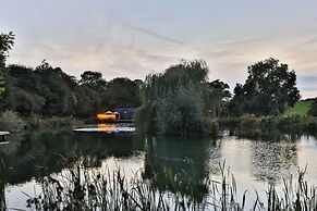 Oak Lodge At Bridge Lake Farm & Fishery